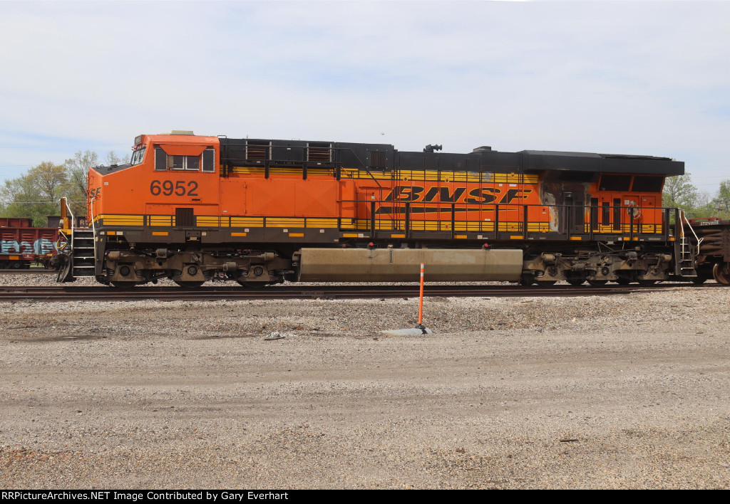 BNSF ES44C4 #6952